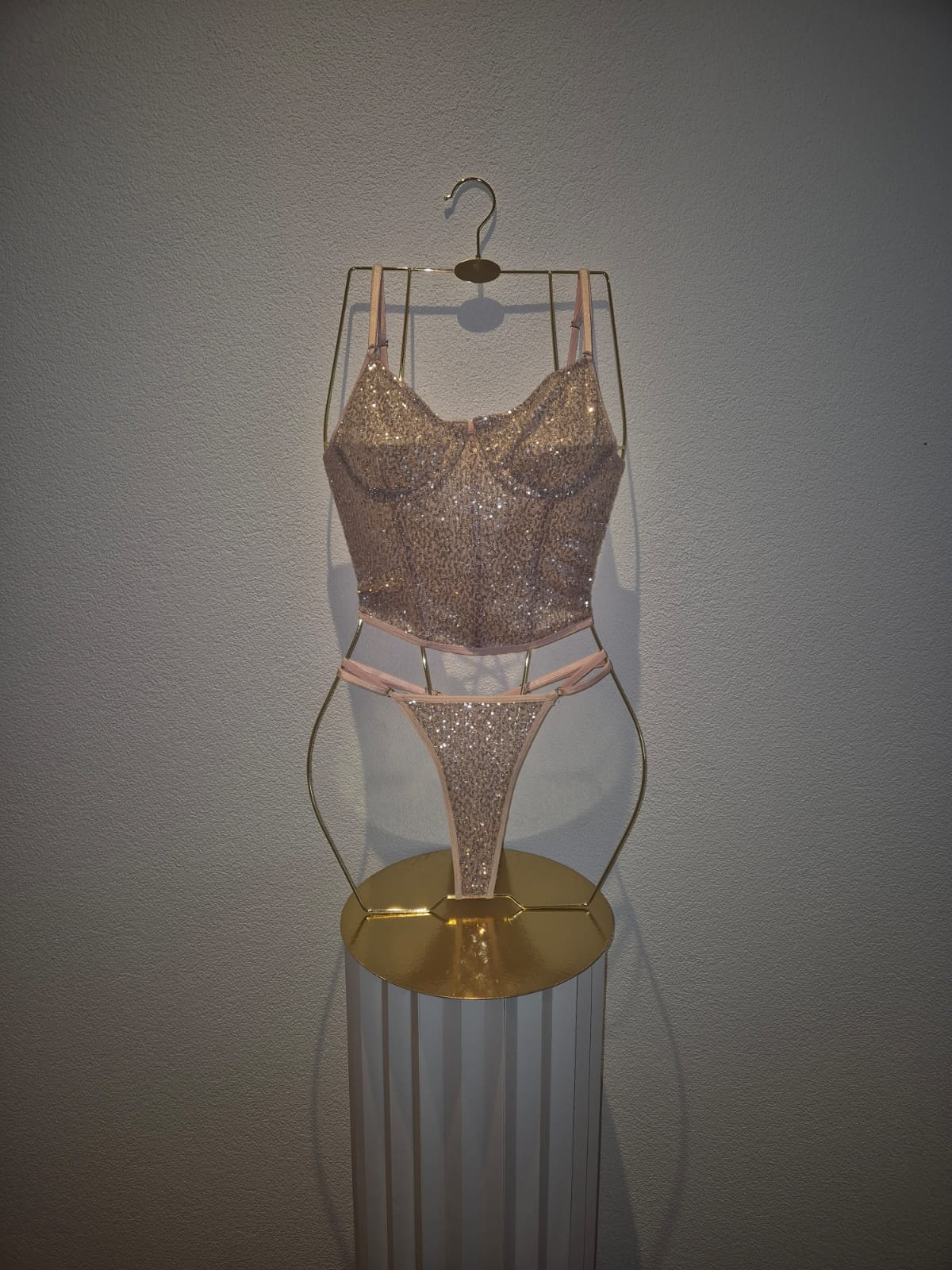 Soi Belle – Exklusiver Spitzen-Body „Rosé Élégance“