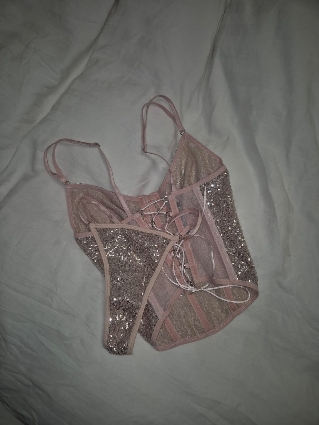 Soi Belle – Exklusiver Spitzen-Body „Rosé Élégance“